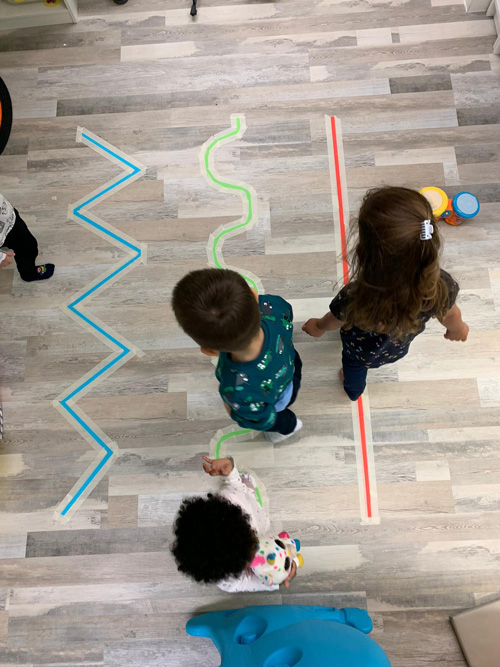 Linien auf dem Boden in verschiedenen Formen, damit Kinder darüber laufen können (Parkour)